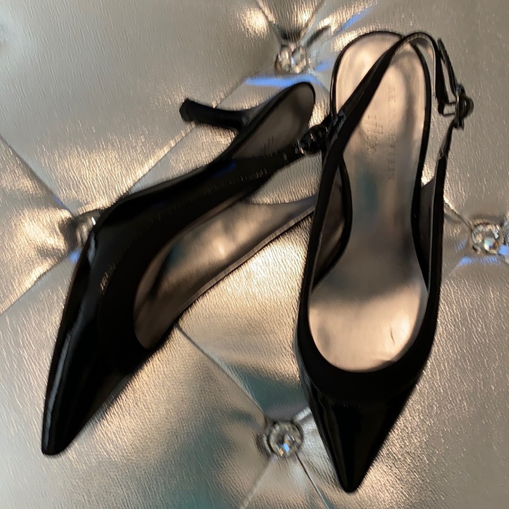 Anne Klein IFlex Size 8 Black Patent Leather Heel.